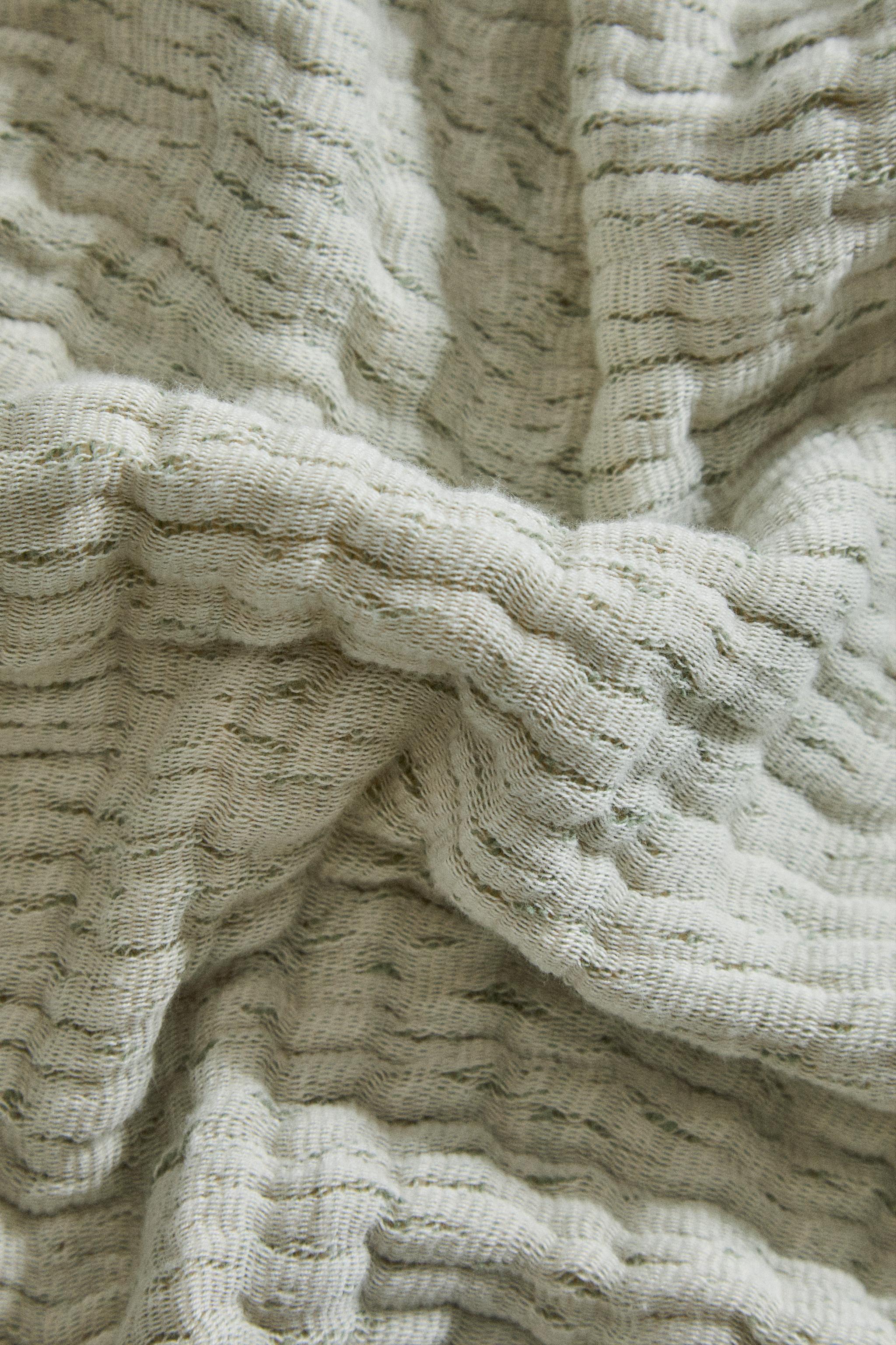 TEXTURED JACQUARD BLANKET